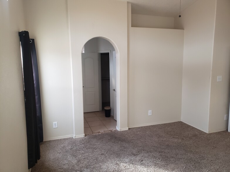 Building Photo - 2605 Silver Star Dr SW