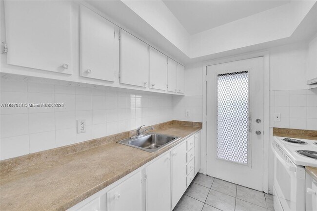 Building Photo - 1050 E Sample Rd