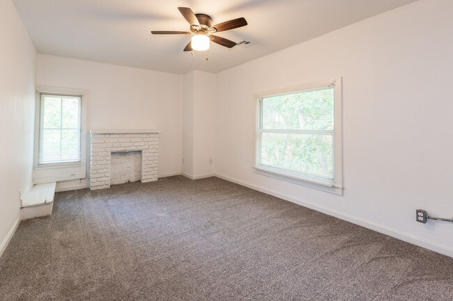 Building Photo - N Rosedale Ave Duplex