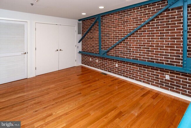 Building Photo - 36 Moore St