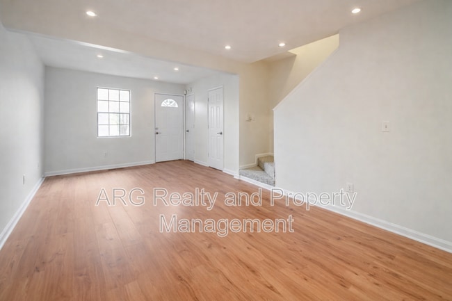 Building Photo - 7042 Oakhill Cir