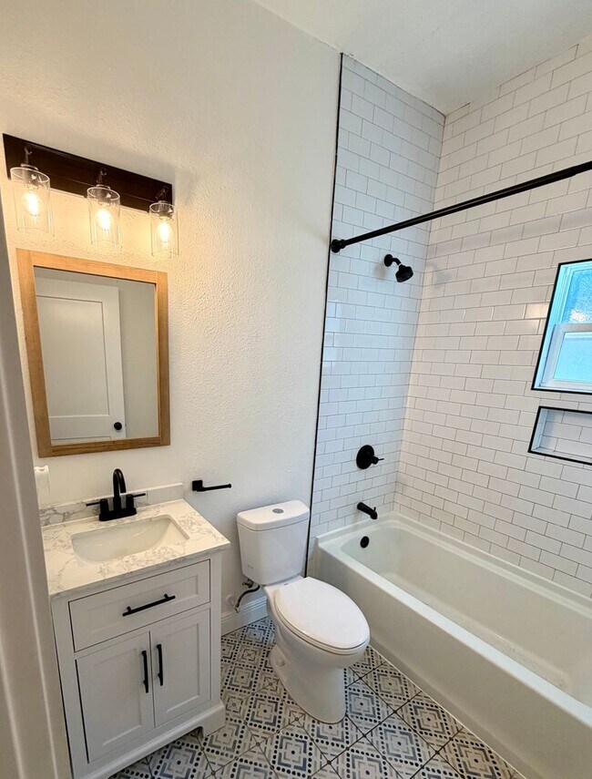 Building Photo - 2 bedroom 1 bathroom duplex in Tampa Heights