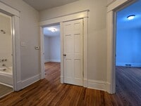 Building Photo - 2 BEDROOM NEAR DOWNTOWN