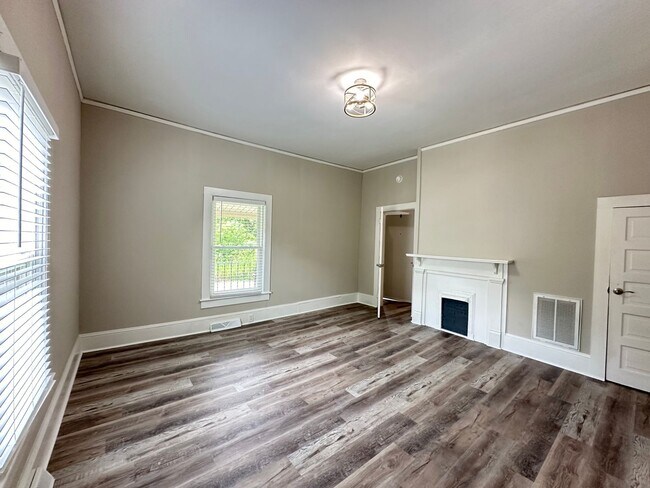 Building Photo - Beautifully Renovated 2 Bedroom 1 Bathroom...