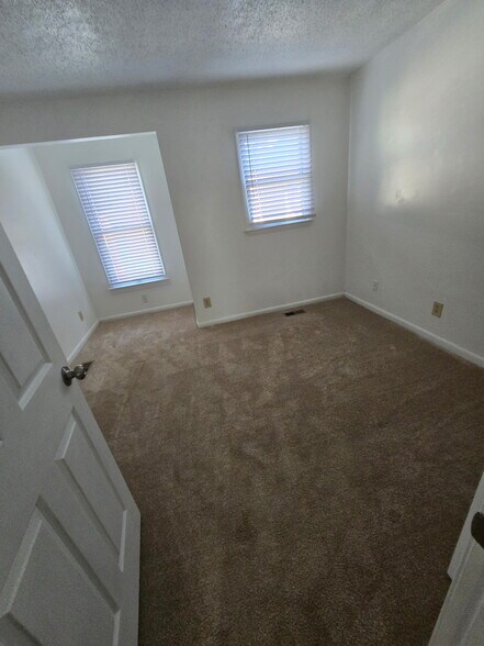 Building Photo - 2062 Elmhurst Ln