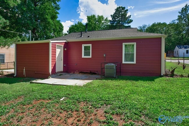 Building Photo - 908 Fairway Dr NW