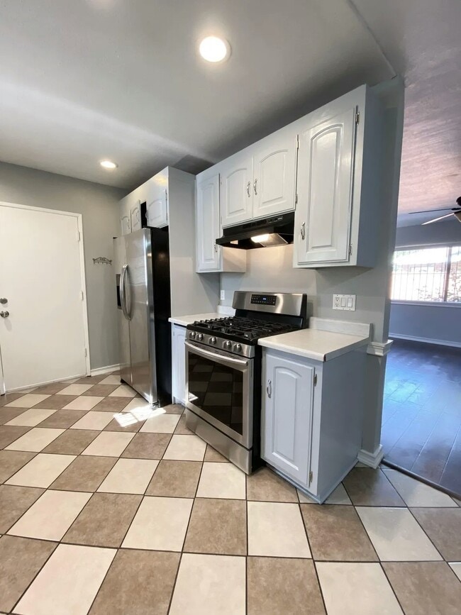 Building Photo - 2037 Lime Ave