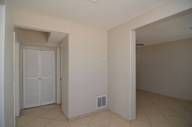 Building Photo - Charming 1 Bedroom 1 Bath House! Great Central Tucson Location!