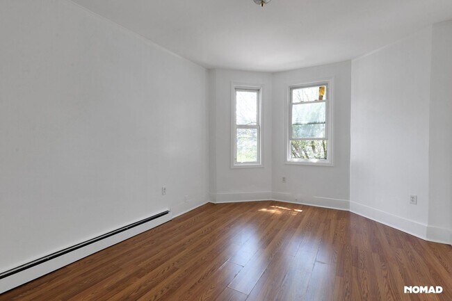 Building Photo - Spacious 4BR Apartment in Newark