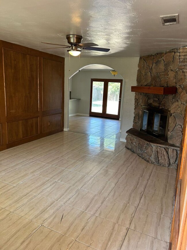 Building Photo - 2211 Granada Dr