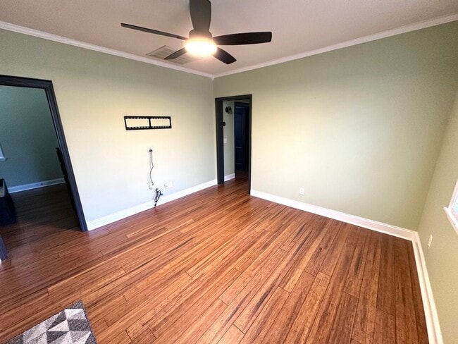 Building Photo - 2 Bedrooms, 1 Bathroom - House in Celanease!