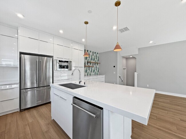 Building Photo - Stunning 3BD/2.5BA Townhouse in Mission Va...