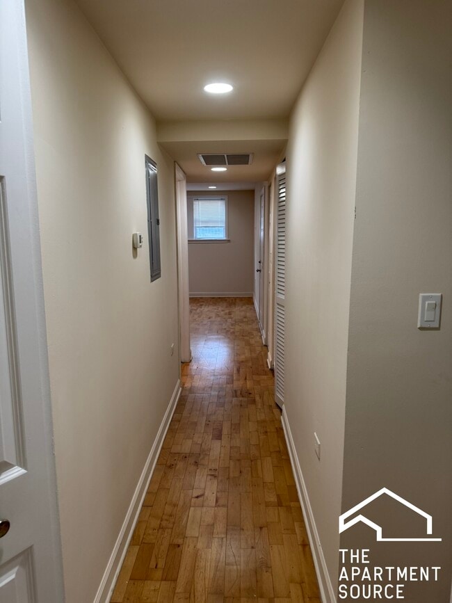 Building Photo - 6301 N Francisco Ave