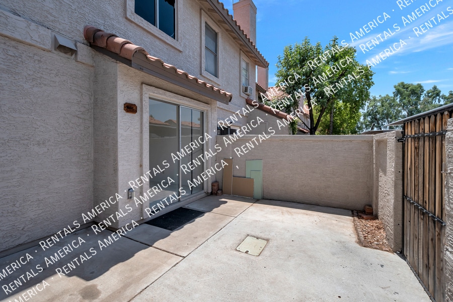 Building Photo - 1961 N Hartford St