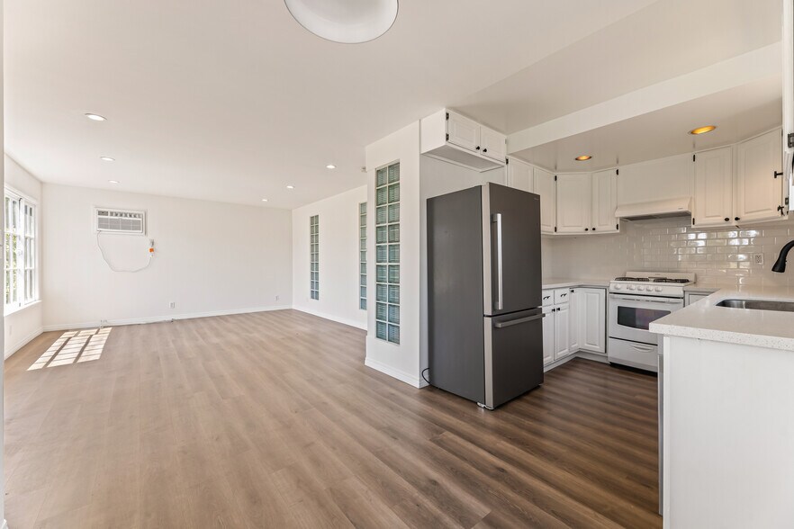 Building Photo - 801 S Burnside Ave