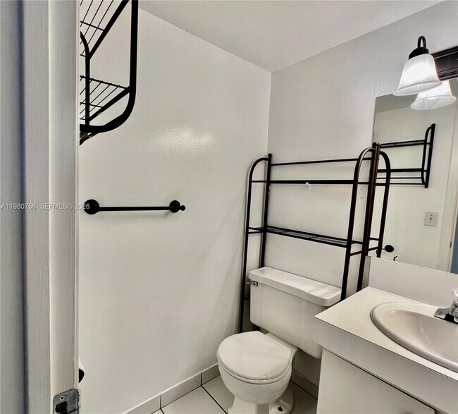 Building Photo - 1425 Arthur St