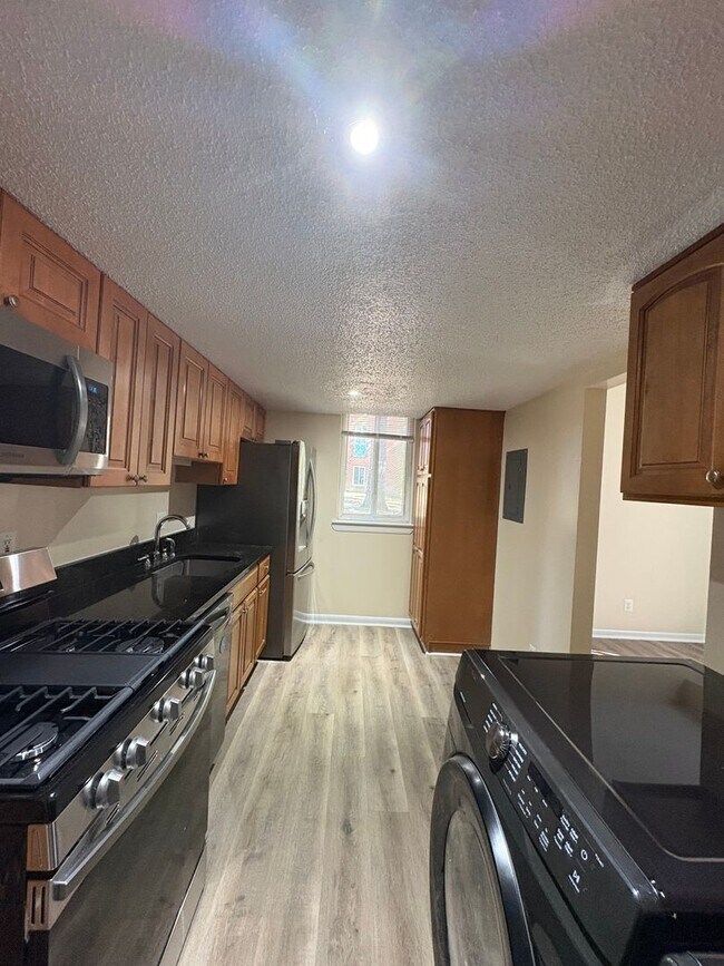 Building Photo - Bright And Cozy 2 Bed 1 Bath Condo With Pa...