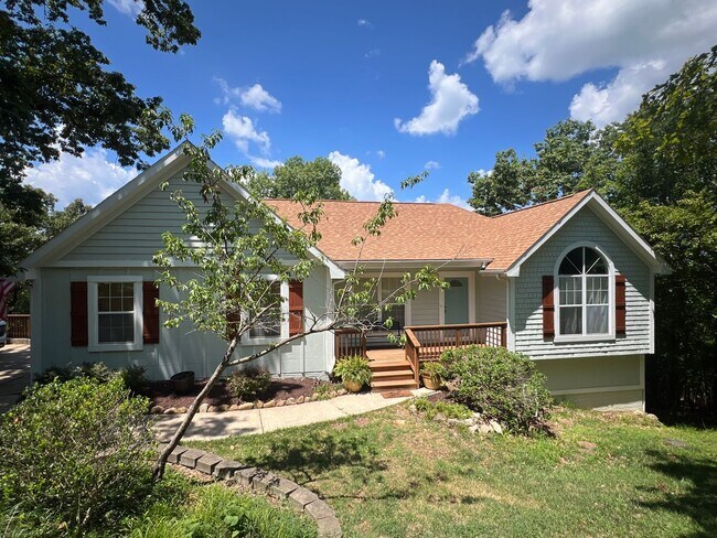 Building Photo - Beautiful Lake House