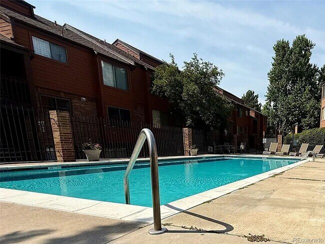 Building Photo - Flexible Condo Living with Loft near Golden!!!