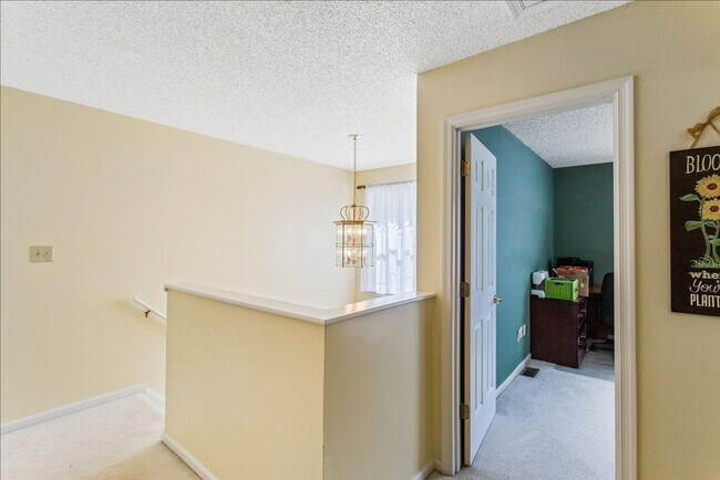 Building Photo - ATTRACTIVE AND BRIGHT LUXURY TOWNHOME IN W...