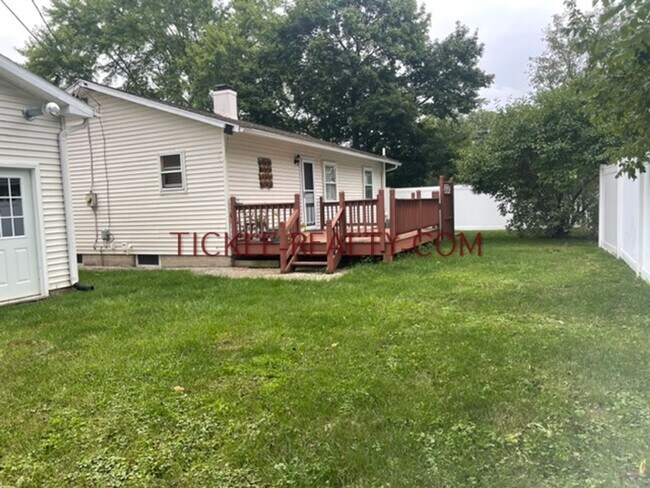 Building Photo - 3 Bedroom Ranch - Huge Garage - Fenced Yard