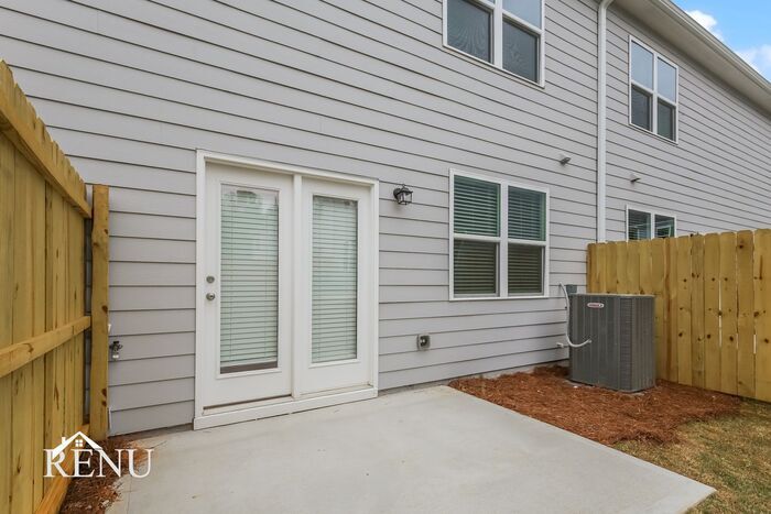 Building Photo - 3096 Calcutta St