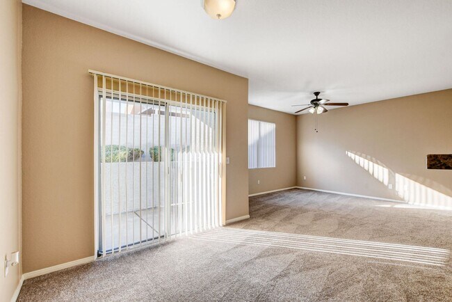 Building Photo - LOCATION! LOCATION! LOCATION! Move-in read...