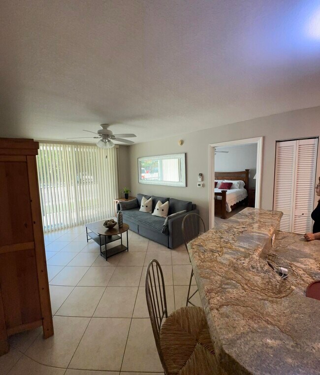 Building Photo - 805 Villa Cir