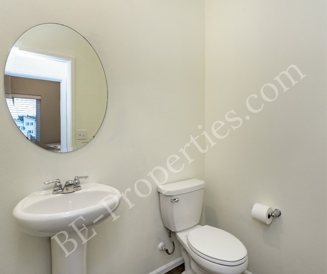 Building Photo - Beautiful 3 Bedroom 2.5 Bathroom Townhouse.