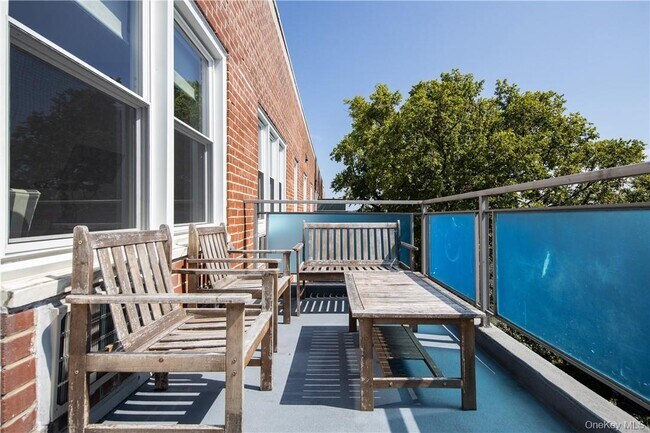 Building Photo - 21 Fairview Ave