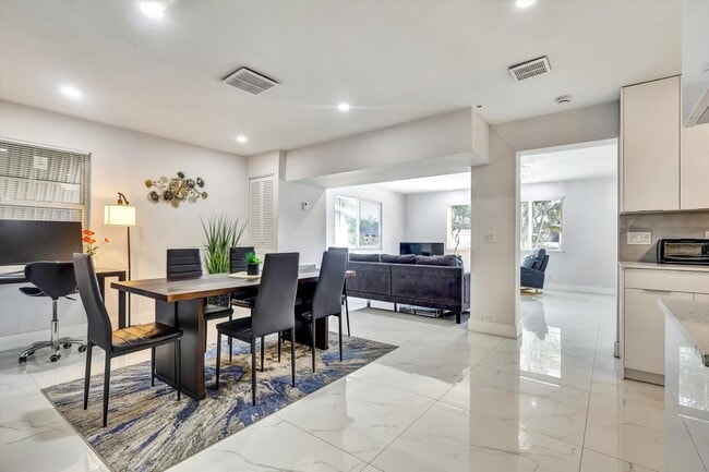 Building Photo - Single Family Home in Non HOA East Boca Raton