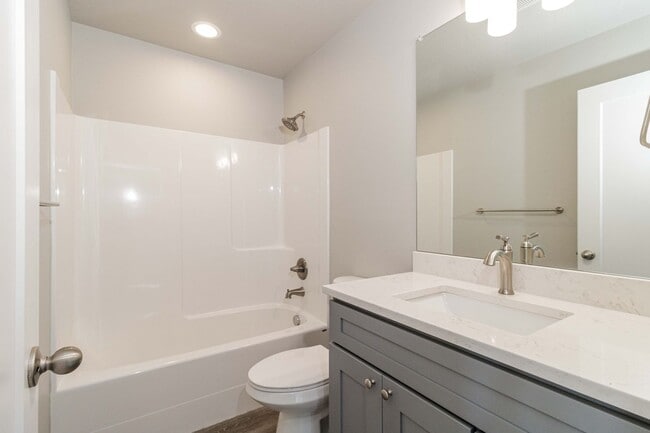 Building Photo - Move In Ready 3 Bedroom 2.5 Bathroom with ...