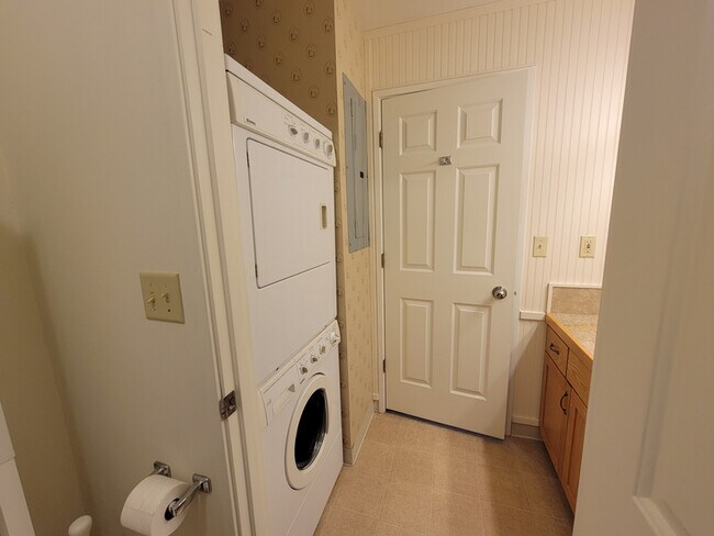 Building Photo - 6901 Robin Ct