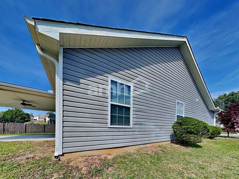 Building Photo - 204 Eastpark Way