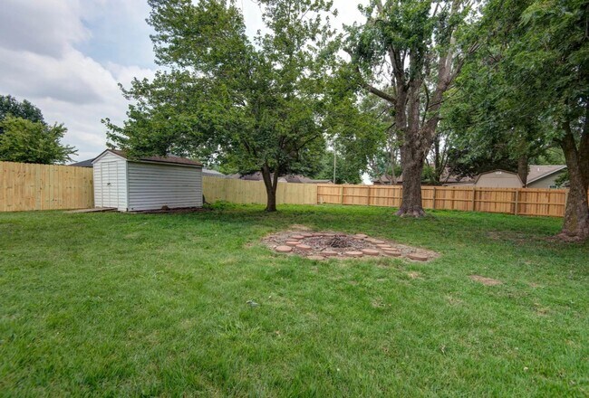 Building Photo - 4 bedrooms / 2 bathrooms / Privacy Fence /...