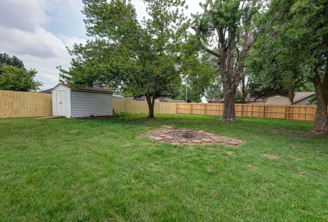 Building Photo - 4 bedrooms / 2 bathrooms / Privacy Fence /  PETS Welcome / WILLARD SCHOOLS / SUNROOM!