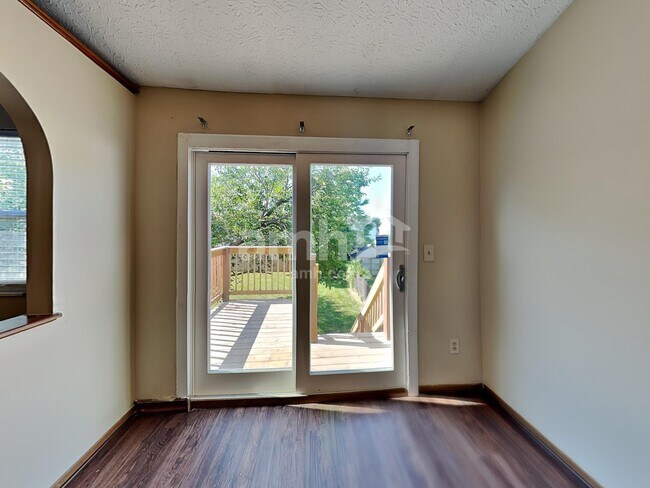 Building Photo - 212 Charing Cross St