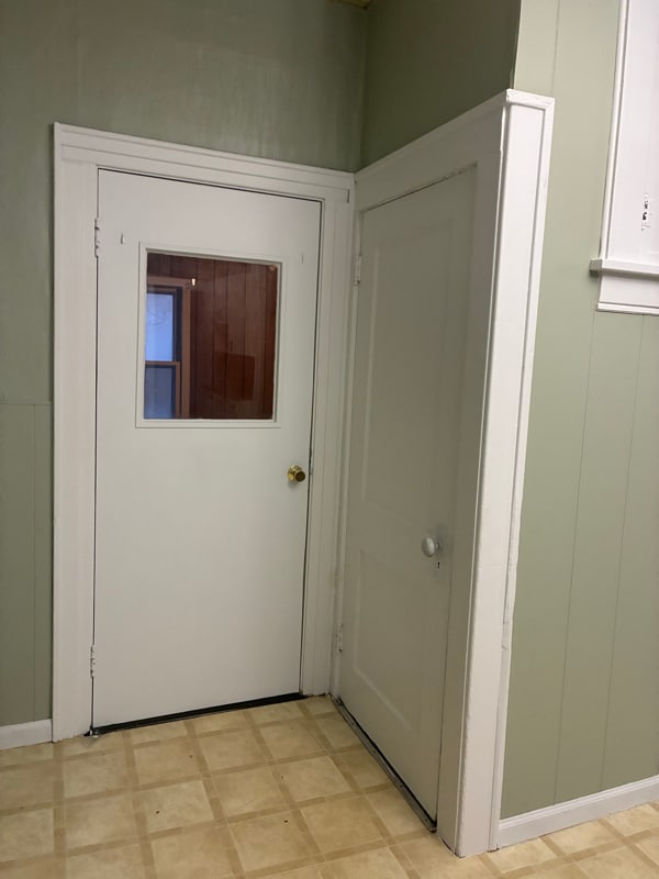 Building Photo - 305 E Meade Ct