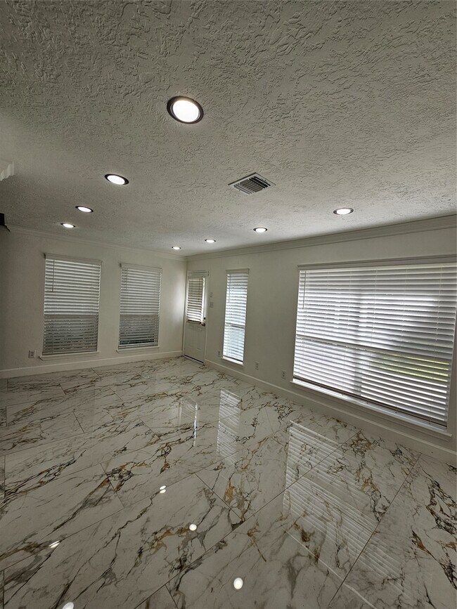 Building Photo - 9207 Dairy View Ln