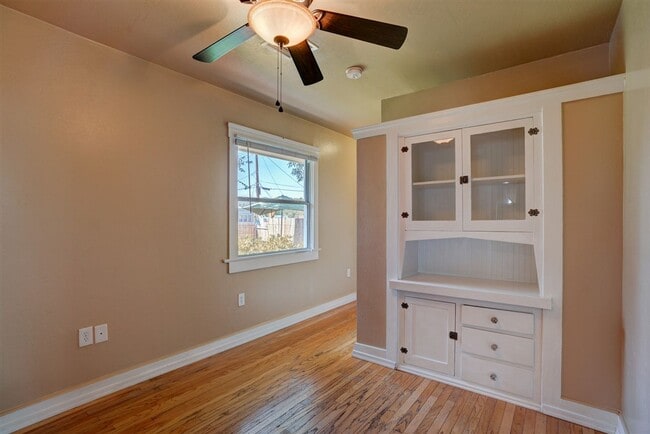 Building Photo - Home and Office potential!