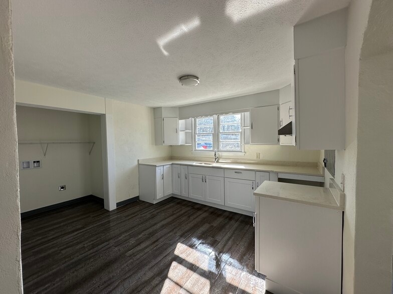 downstairs kitchen/laundry hookup - 469 W Circle Dr