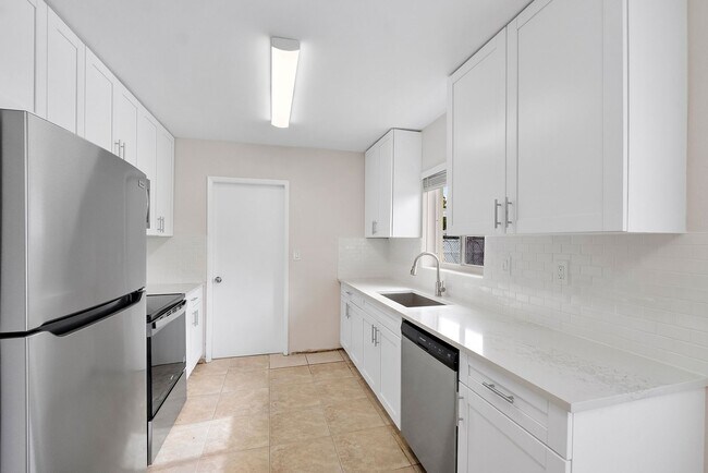 Building Photo - Spacious 3BD/2BA Home