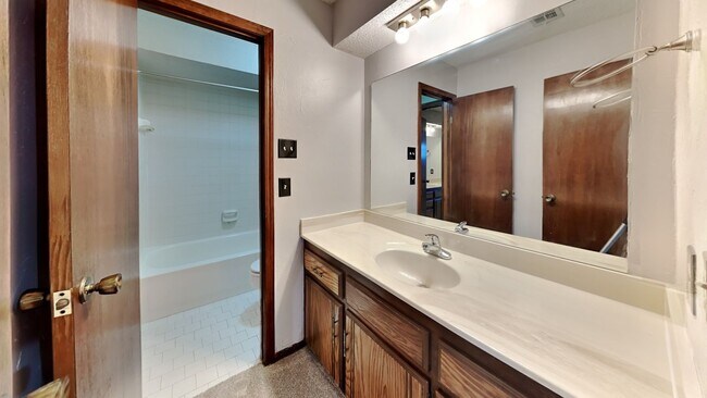 Building Photo - Spacious Townhouse 3 Bedroom 2 Bathroom with Bonus Room