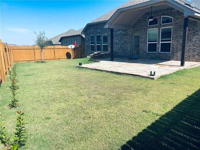 Building Photo - 1009 Sundrops St