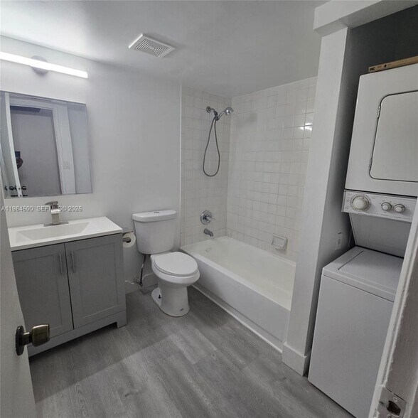 Building Photo - 10020 Winding Lake Rd