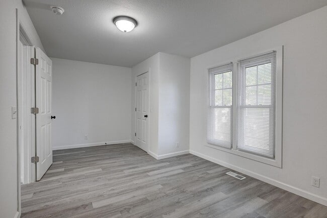 Building Photo - 1519 S Sergeant Ave