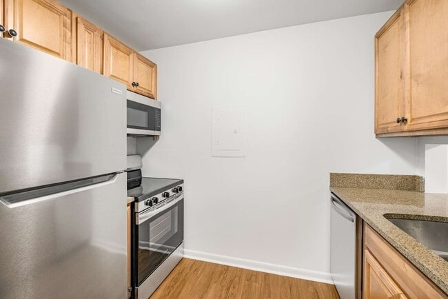 Building Photo - 2601 Hillsboro Pike