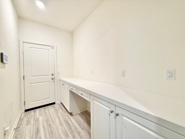Building Photo - Iris Park Gem | 4 Bedrooms, Loft, and Modern Upgrades Throughout