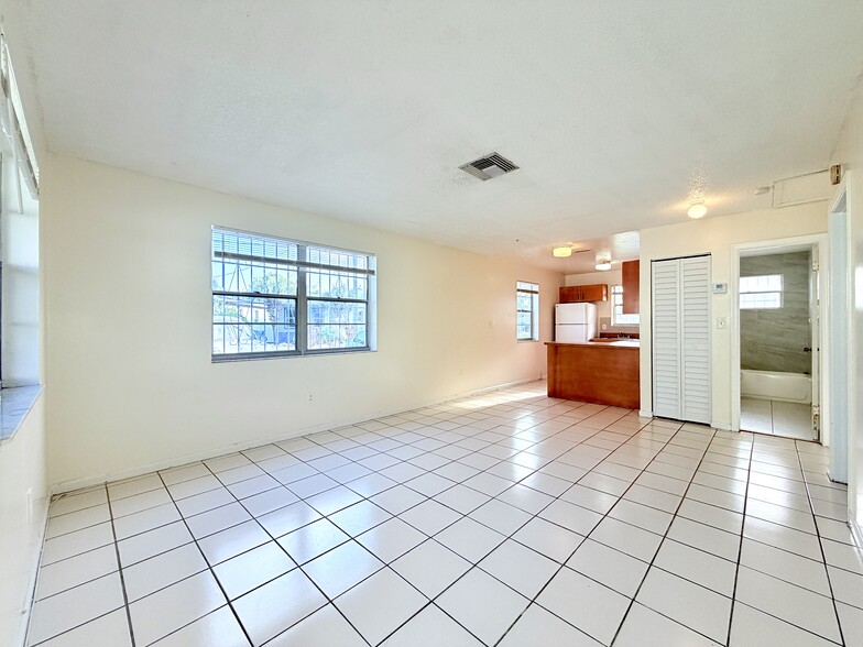 Building Photo - 800 NE 14th St