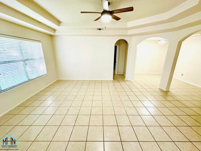 Building Photo - Spacious and Well Designed 3 Bedroom 2.5 Bath, Located in the far Northeast and North Central San...